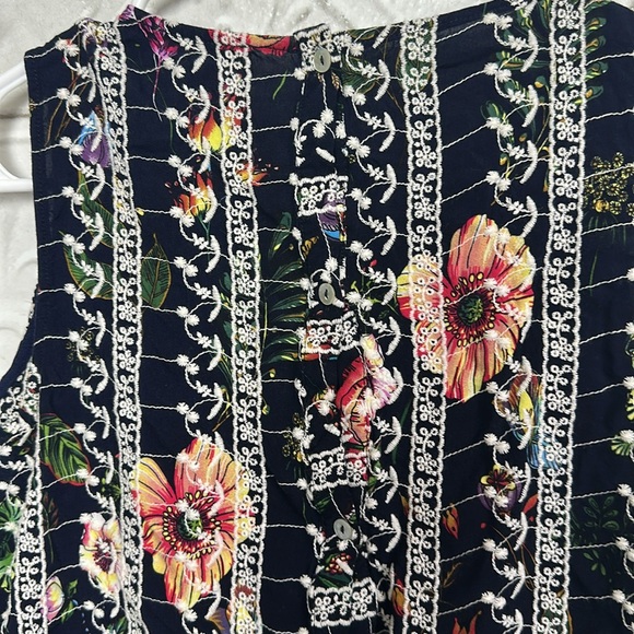 Floral Black Sleeveless Top - Picture 4 of 6